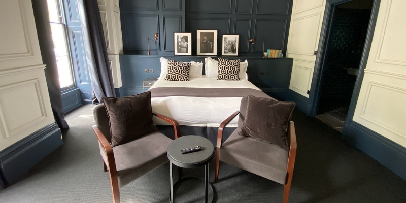 visitchelt's tweet photo. Great review of the newest hotel in #Cheltenham, @cult_hotels by @BritMums

"Chic yet attractively priced," located moments from great restaurants, bars &amp; pubs. "Its self-service check-in &amp; check-out fit with social distancing &amp; convenience."

https://t.co/UQbPHW40WD #cheltisopen https://t.co/EKLdD8oOmy