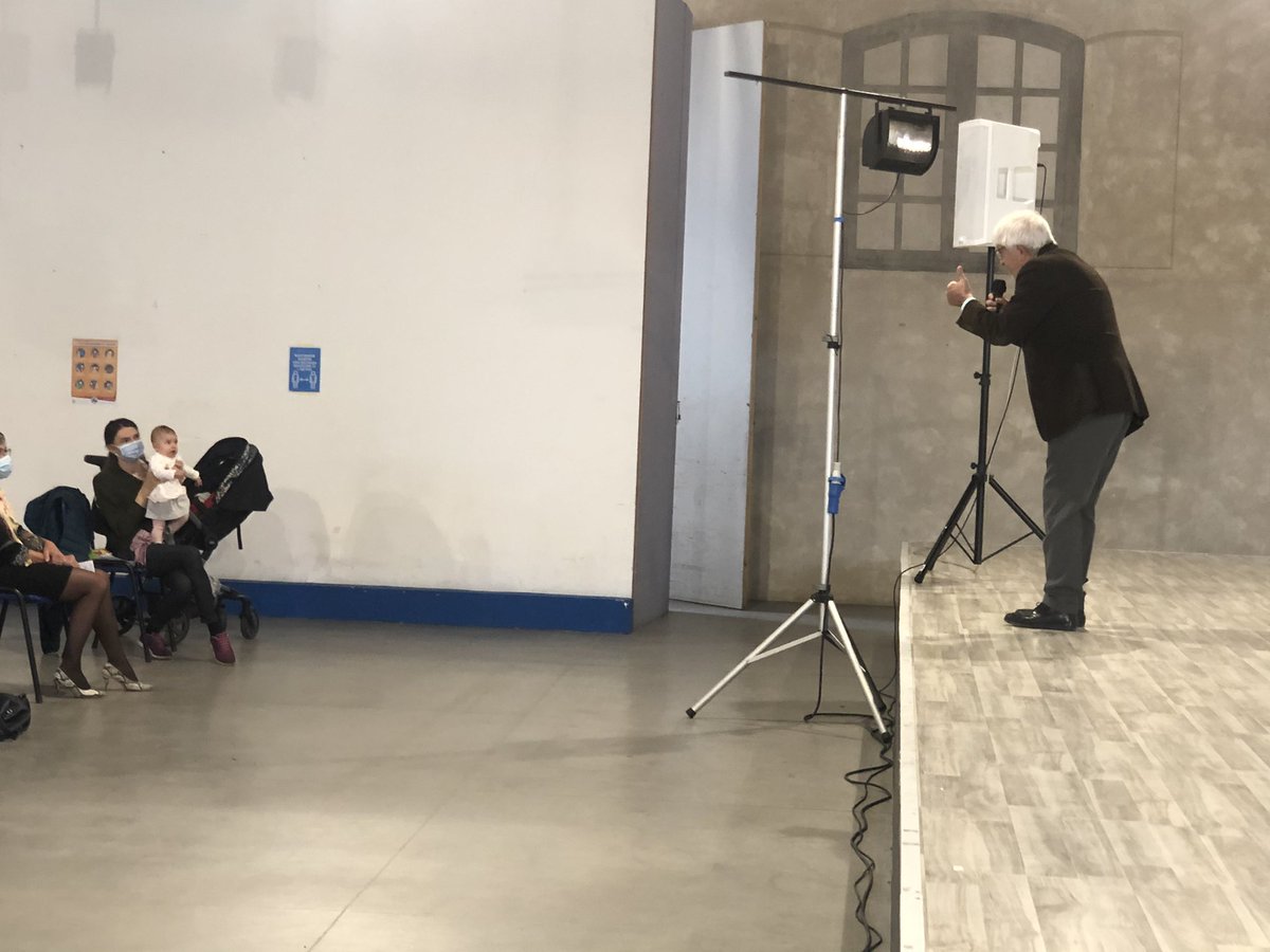 premiovigevano's tweet photo. A #Ripartenze @beppesevergnini ha conquistato anche la piccola Viola (sette mesi) con #Neoitaliani. Grazie a tutti i lettori che hanno partecipato numerosi questa mattina. Ci vediamo alle 17.00 #laculturanonsiferma https://t.co/EETglyJqUX
