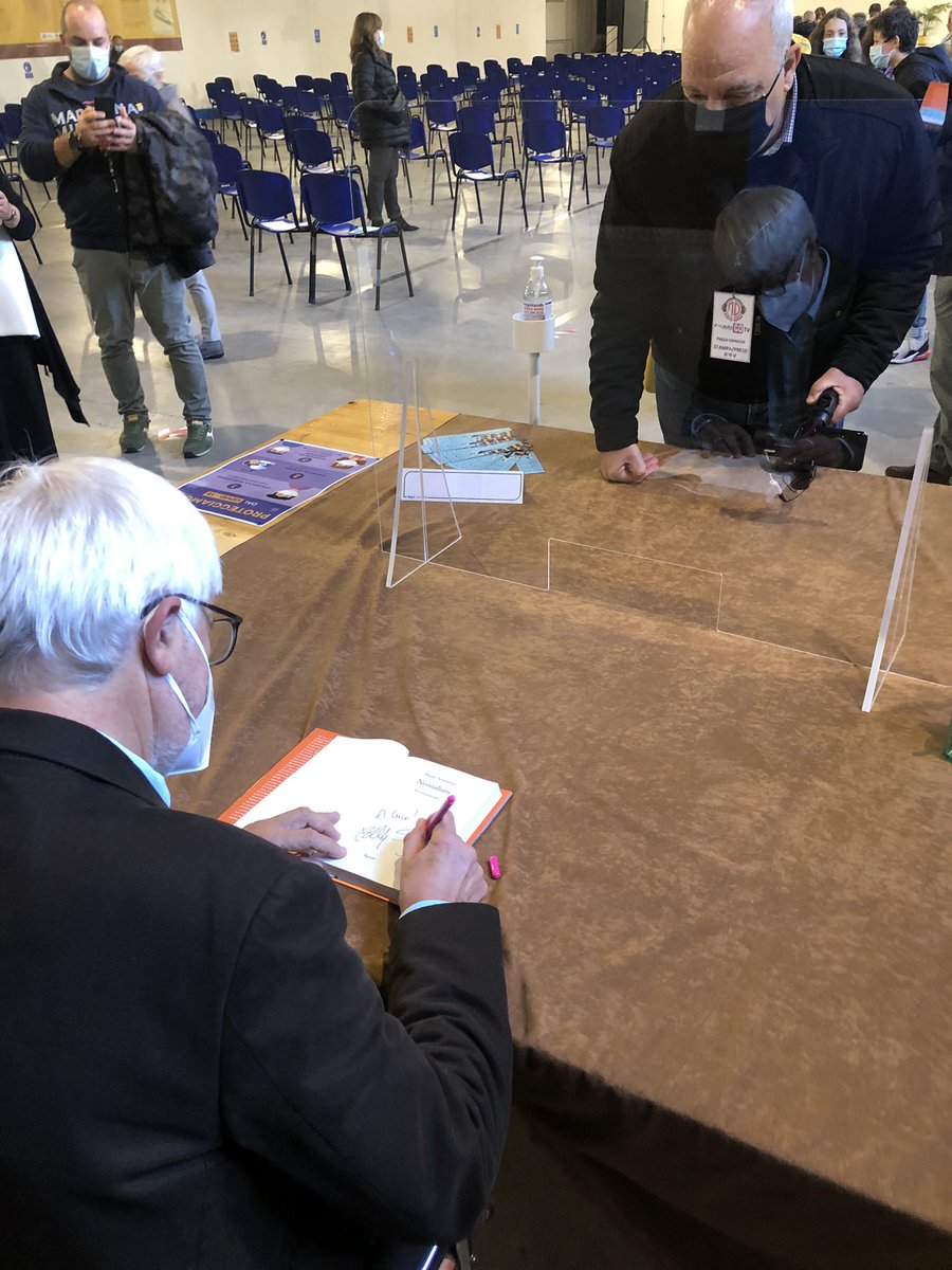 premiovigevano's tweet photo. A #Ripartenze @beppesevergnini ha conquistato anche la piccola Viola (sette mesi) con #Neoitaliani. Grazie a tutti i lettori che hanno partecipato numerosi questa mattina. Ci vediamo alle 17.00 #laculturanonsiferma https://t.co/EETglyJqUX