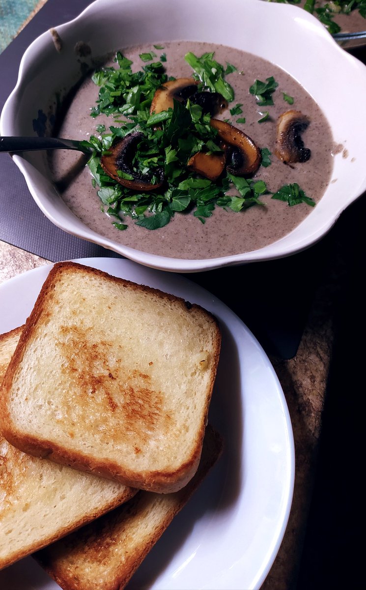 Dimitrash's tweet image. Остается  радость только в еде  и  плэхе)