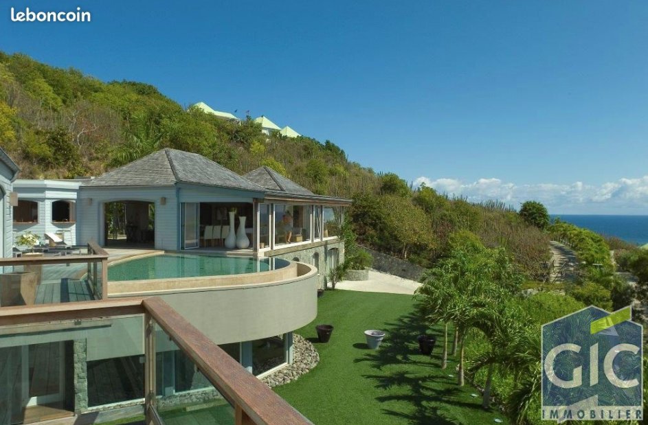 14 millions d'euros et cette petite villa de 610m², située à Saint Barthélémy, est à vous. Home cinema, salle de fitness et hammam. La piscine est chauffée et à débordement. Un ptit pied à terre dans les Antilles, rien que pour vous.