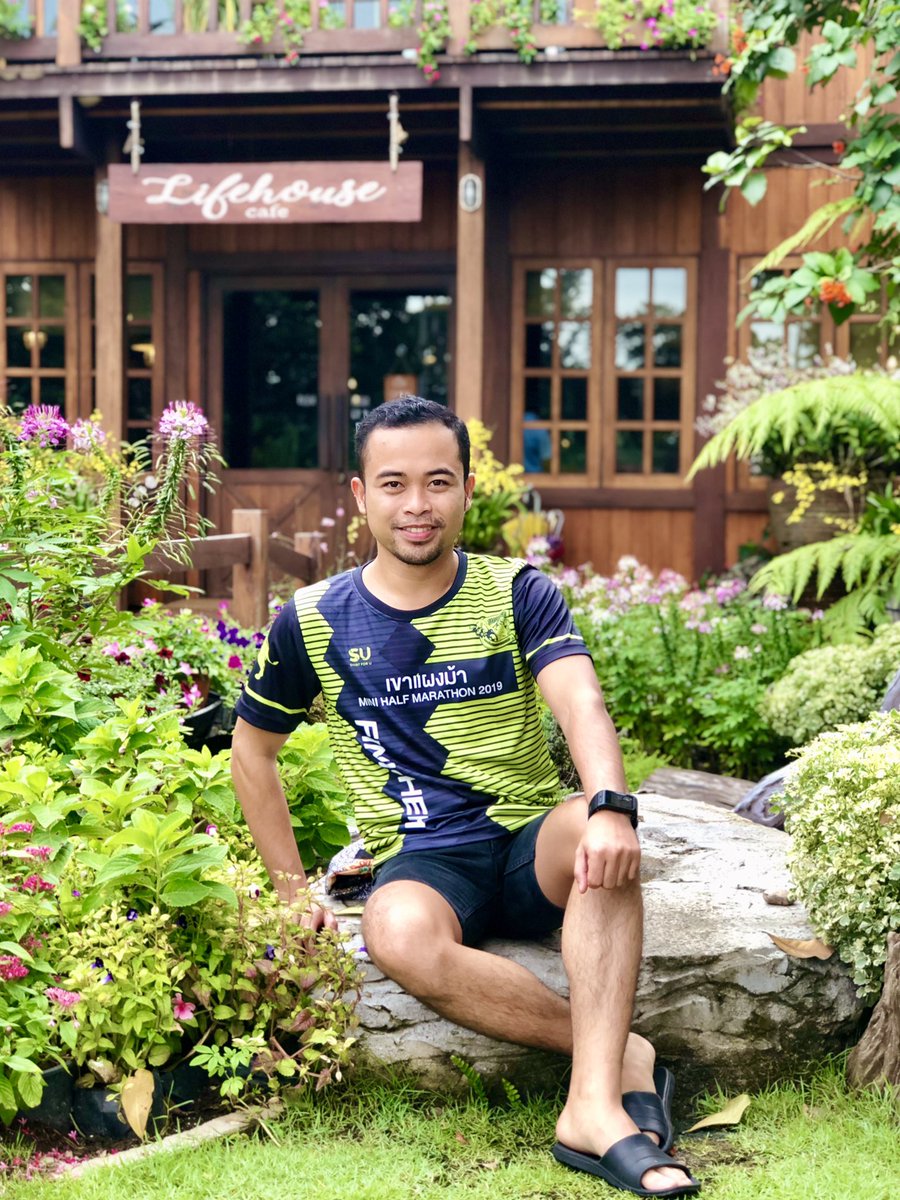 marloweCeeJay's tweet image. A local café on Route 304 (Pak Kret to Korat) with tasty dessert choices, perfectly blended drinks, and a huge collection of ornamental plants #termbreak