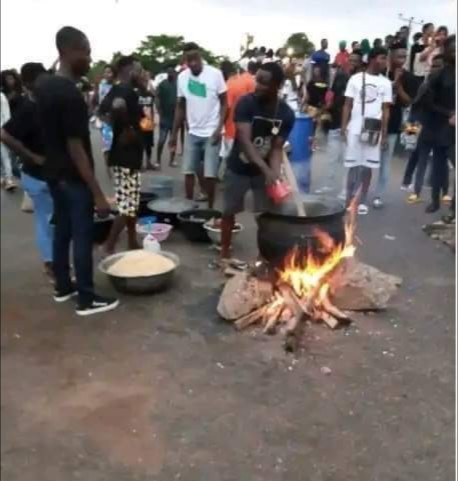 Edo End SARS protesters block highway to cook Sunday Jollof rice (photos)A thread  https://froshloaded.com.ng/edo-end-sars-protesters-block-highway-to-cook-sunday-jollof-rice-photos/