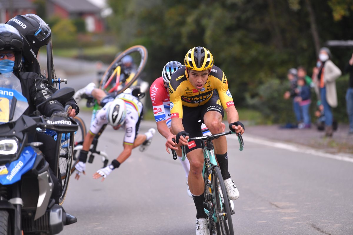 La chute fatale d'Alaphilippe, qui laisse Van Aert et Van der Poel se disputer la victoire.  Photo Luc Claessen