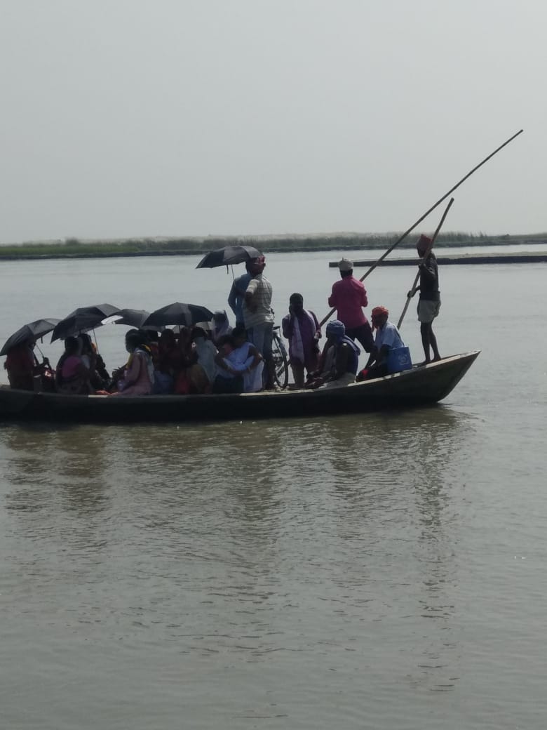 BiharRoutine's tweet photo. " If you plan to build walls around me, know this- I will walk through them."  Polio team on its way to vaccinate children in Kosi riverine area in Madhubani district @DrNKSinha1 @MoHFW_INDIA @BiharHealthDept @LovingVaccines @Vaccinate4Life @UNICEFIndia @UNDP_India @WHOSEARO https://t.co/bOsFfebUin