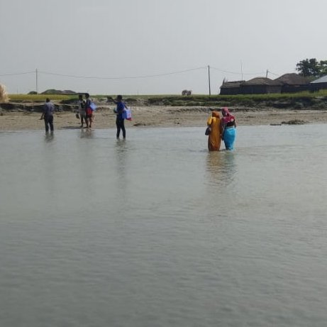 BiharRoutine's tweet photo. " If you plan to build walls around me, know this- I will walk through them."  Polio team on its way to vaccinate children in Kosi riverine area in Madhubani district @DrNKSinha1 @MoHFW_INDIA @BiharHealthDept @LovingVaccines @Vaccinate4Life @UNICEFIndia @UNDP_India @WHOSEARO https://t.co/bOsFfebUin