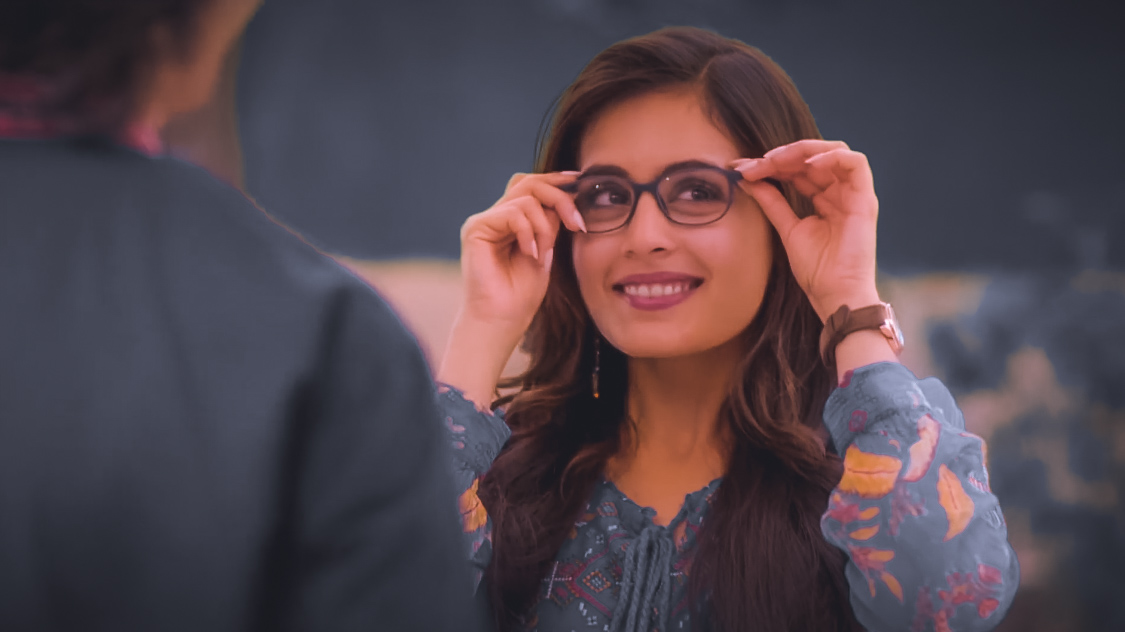 Mishti kept her self respect above everything else. She doesn't stop from giving it back when someone questions her or her identity. A character who is proud of who she is and her chashma. And Rhea rocked the specs look!(4/n) #RheaSharmaLivedMishti