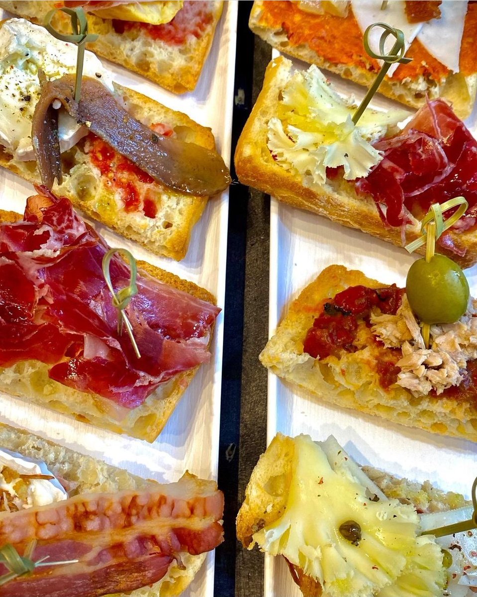 pitilleando's tweet photo. Si el que voleu és fer la ruta de pintxos de Calafell a casa, truqueu al SAVINUM, al mateix mercat.
Una fantàstica selecció de vins i caves!🍷
Telèfon: 977695355 https://t.co/Xmd4qibavO