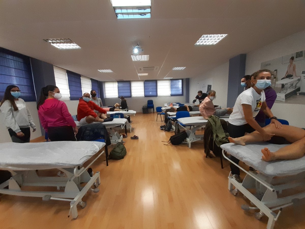 Knee_Spain's tweet photo. ¡Fin del curso de Fisioterapia en #LCA y otras lesiones traumáticas de #Madrid! Historico como el 1° realizado en estado se alarma, y con tanta emoción nos hemos acordado de la foto final hablando varios después de acabar. ¡Un finde estupendo! Gracias y bienvenidos al #LCAChat https://t.co/wEuvnd9paA