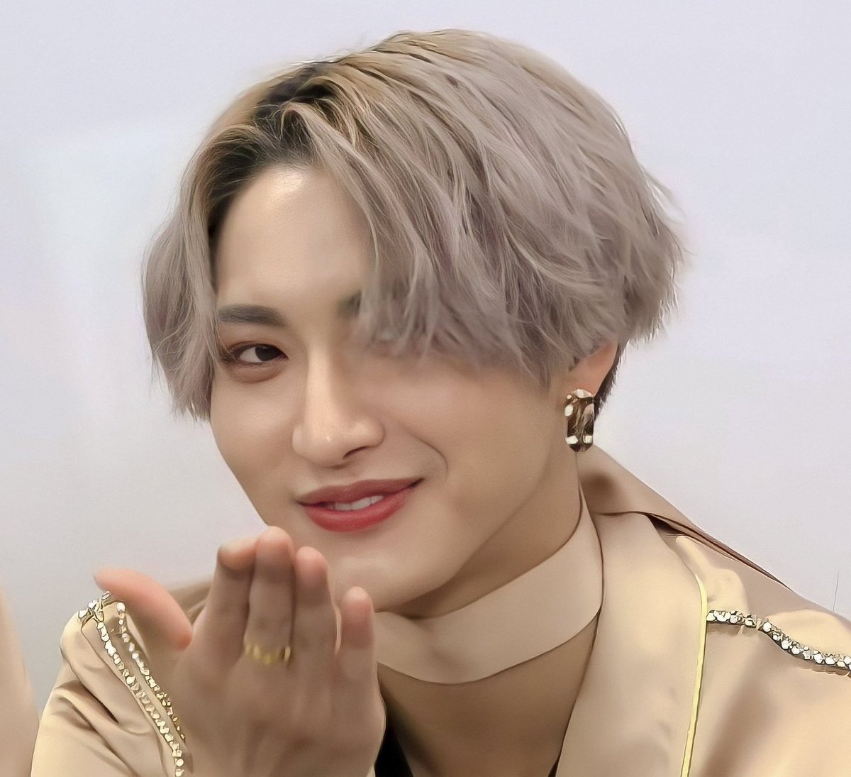 Seonghwa from kcon:tact season2 - a thread