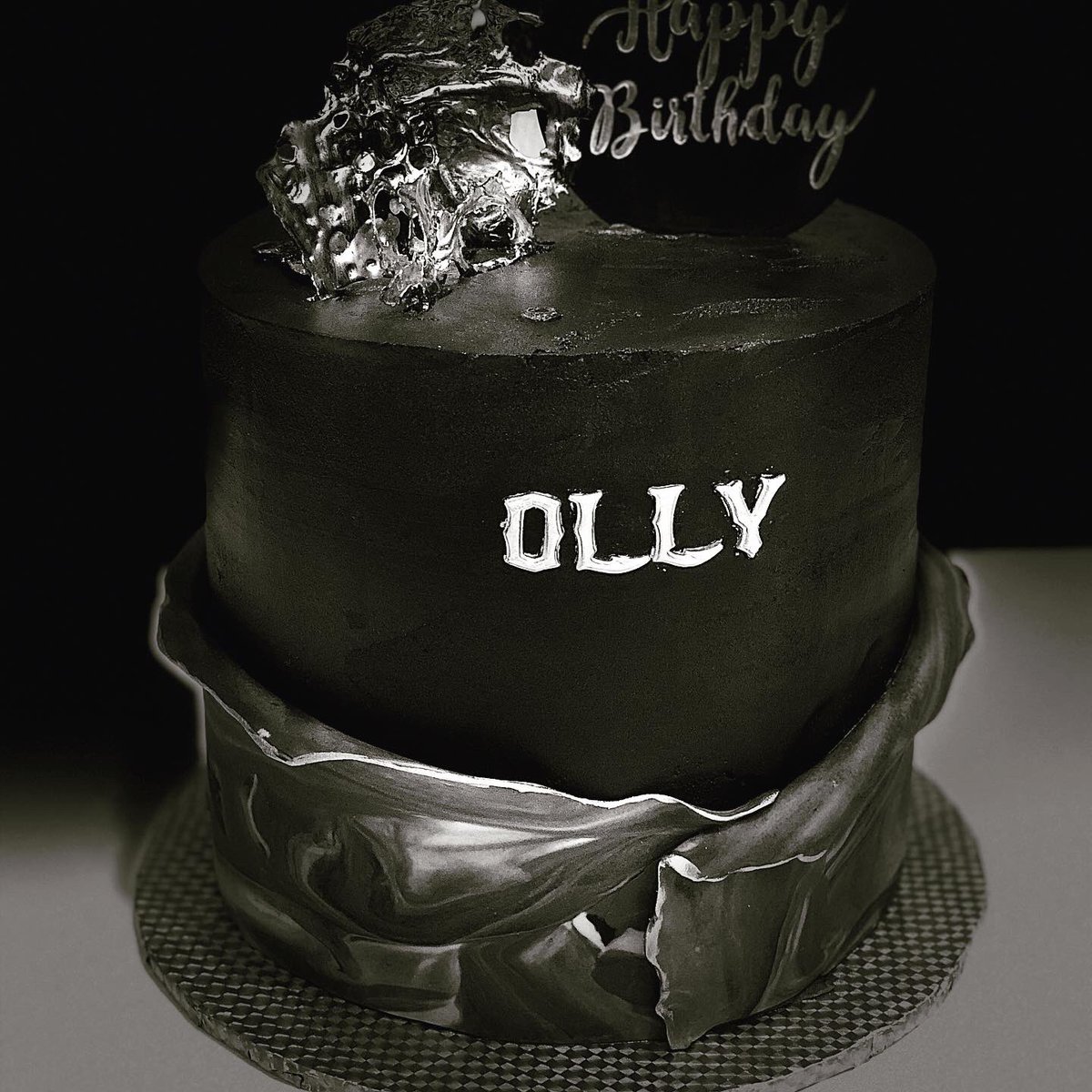 Harshabeecakes's tweet image. Black x Gold 🖤💛🖤💛.... happy birthday @lade_mide ❤️

#harshabeecakes #blackcakes #blackngold #ikorodubaker #naijabaker