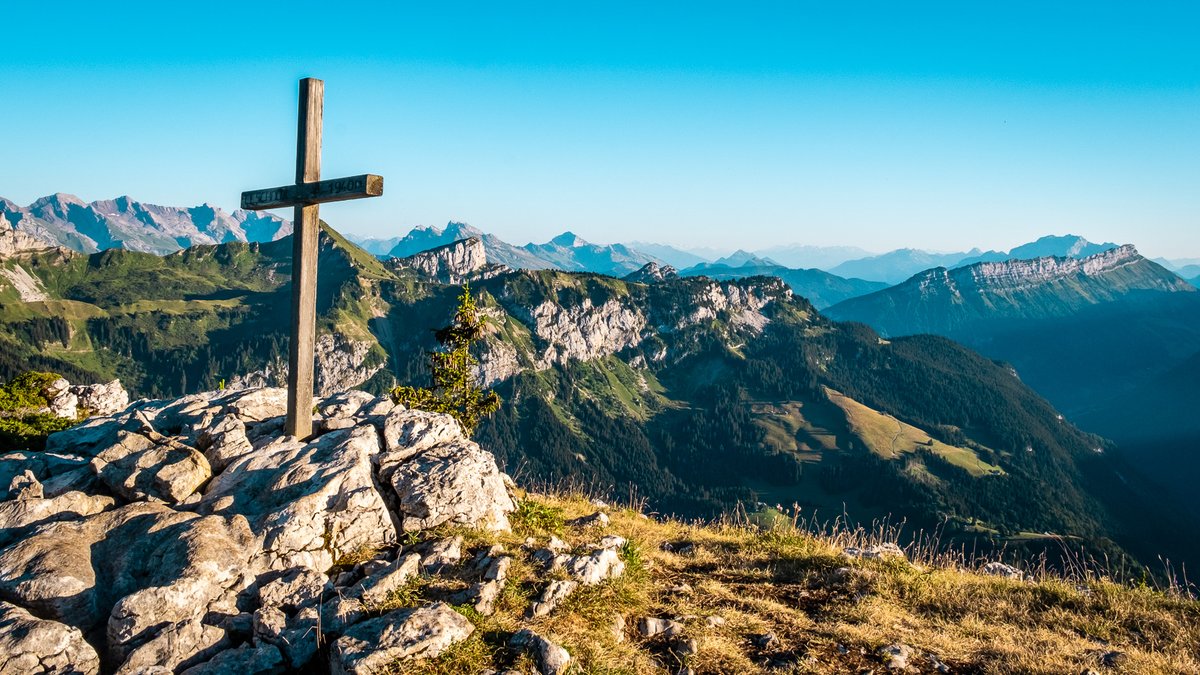 Nouvel article sur le blog : rando bivouac au Rocher de Leschaux : bouquetins, panoramas, coucher de soleil et voie lactée au programme ! weekend-evasion.fr/rando-bivouac-… <a href="/HauteSavoieT/">HSavoie Tourisme</a> @RDV_Experience #montagne #randonnee