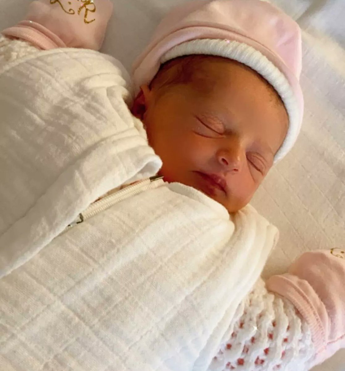 les_mels's tweet photo. Regardez cette beauté qui vient de naître ! 😍 

On avait annoncé la grossesse de sa maman et voilà que quelques jours plus tard , Lily-Rose a fait le bonheur d'@allisonLisi et #Julien ...

Bienvenue dans ce monde et dans ta superbe famille ❤ https://t.co/kCN6mqz26X