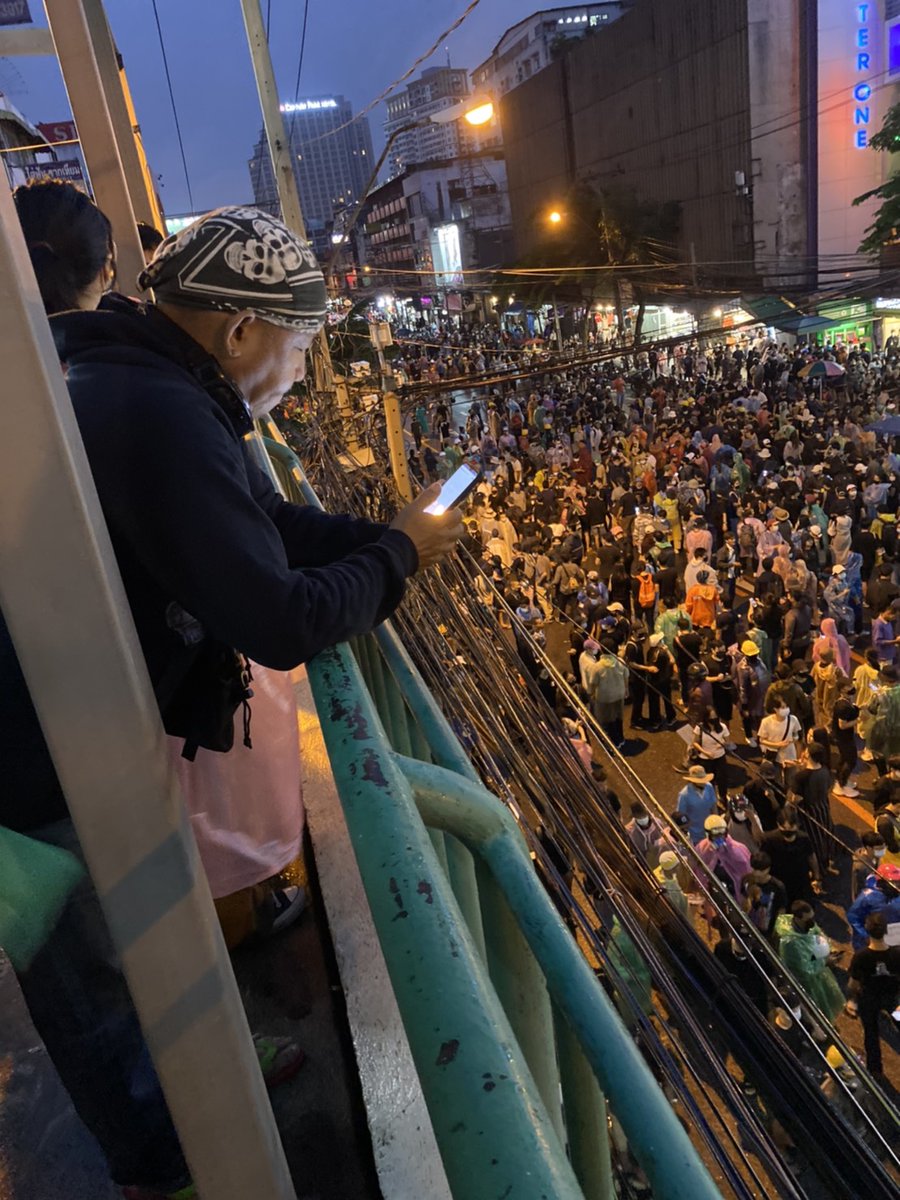 #ม็อบ18ตุลา  #18ตุลาไปอนุสาวรีย์ชัย 
ทุกคนมีคนต้องสงสัย เขาโทรรายงานอะไรไม่รู้ตลอด มีอีก2คนคล้ายการ์ดอยู่ใกล้ๆด้วย แล้วคอยถ่ายรูปบนสะพานลอย หน้าVictory mall ฝ่กช่าวยกันรีด้วยนะคะ 🙏🙏