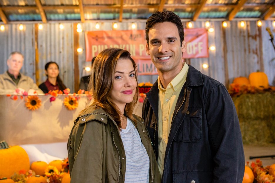hallmarkchannel's tweet image. Ready for a full day of #FallHarvest favorites?! 🍂East Coast, tune in NOW for the #FallHarvest Movie Countdown airing of #PumpkinPieWars starring @julie_gonzalo and @MrEricAragon.