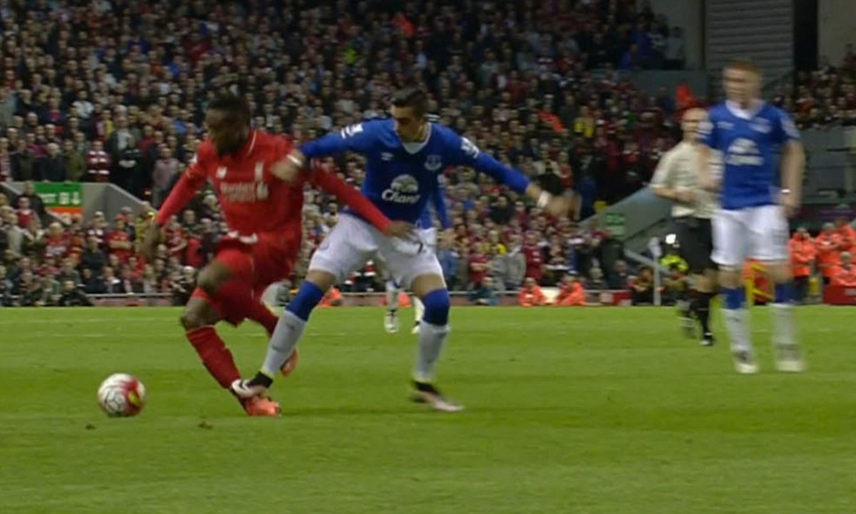 3. Funes Mori purposely injures Origi and then celebrates to the Everton crowd who in return cheer.