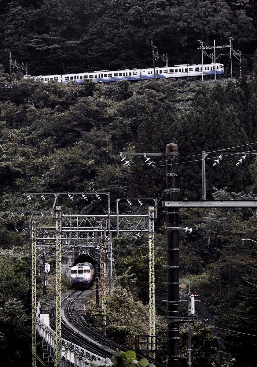 ট ইট র こけだま写真館 上越線の湯檜曽ループ 合成 鉄道は急な坂が苦手だから 写真上に写る列車が山をぐるっとまわって距離を稼いで坂を緩やかにして 写真下のトンネルから出てくるところ ট ইট র こけだま写真館 上越線の湯檜曽ループ 合成 鉄道は急な坂が苦手だから 写真上に写る列車が山をぐるっとまわって距離を稼いで坂を緩やかにして 写真下のトンネルから出てくるところ