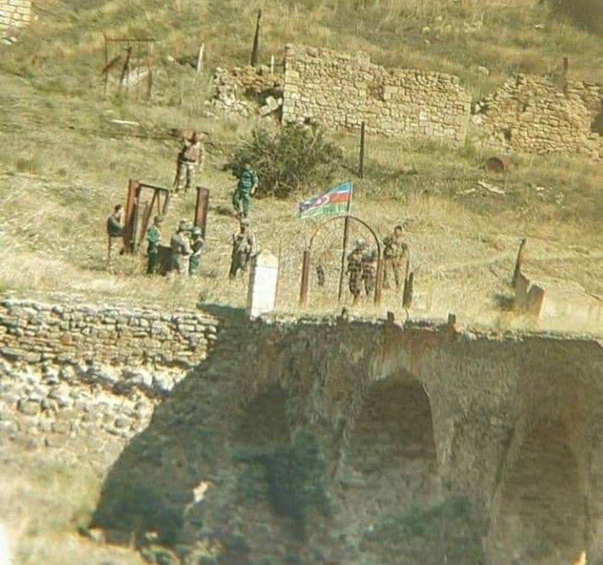 Şanlı #Azərbaycan bayrağı #Xudafərin körpüsündə! 🇦🇿

“Körpünün həsrəti” - Səməd Vurğun

Kim bilir, kim bilir nə vaxtdan bəri
Bir insan keçməyir bu daş körpüdən.
Elə bil yol çəkir onun gözləri,
Fəqət nə gələn var, nə də bir gedən.

Həsrət bitdi! 🇦🇿