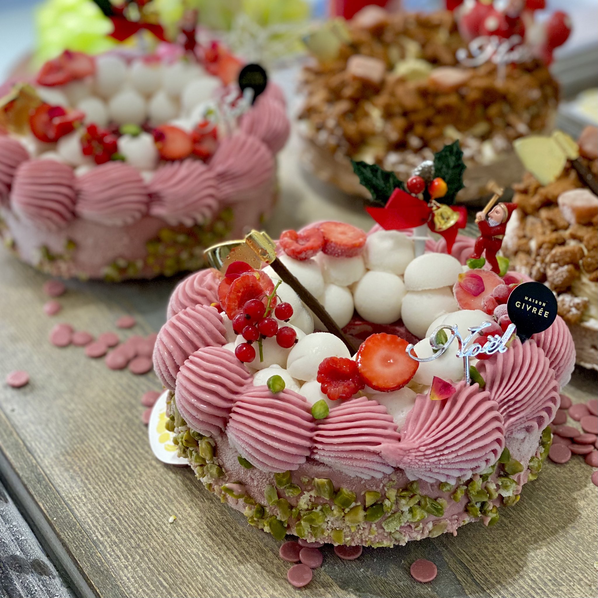 スイーツ芸人 スイーツなかの メゾンジブレーのクリスマスケーキ アイスがとっても有名なお店で これ全てアイスケーキ フルーツ系は人気高いけど 今年は都内の有名珈琲屋さんとコラボしたティラミスアイスケーキがとっても美味しかった 華やかで味も