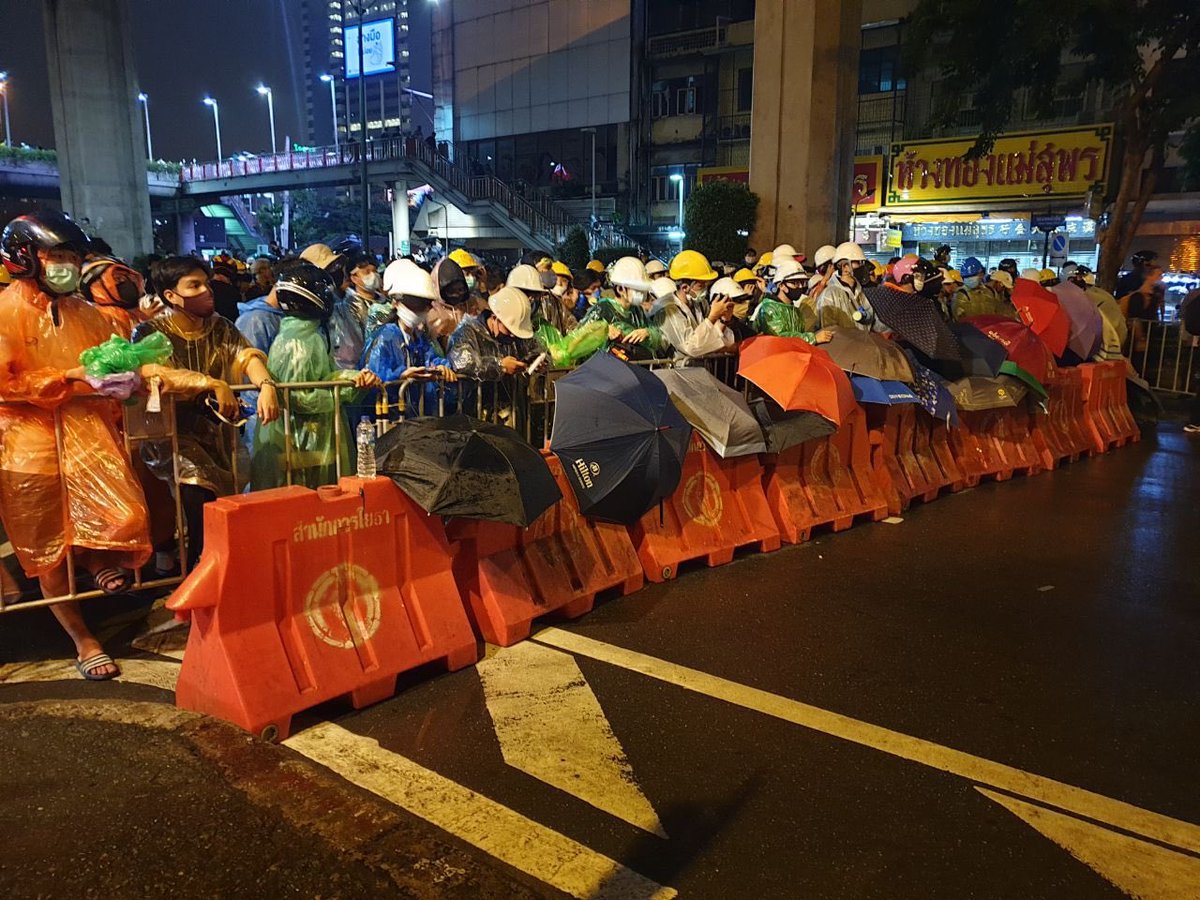 เราควรรู้สึกยังไงกับภาพนี้ ภาพที่ทุกคนพร้อมที่จะเป็นแนวหน้าปกป้องคนข้างในอ่ะ ปกป้องกันเองจากตำรวจอ่ะ ประเทศเราไม่ต้องมีอะไรแล้วไหม มีแค่ประชาชนก็พอป่ะวะ #18ตุลาไปอนุสาวรีย์ชัย #ม็อบ18ตุลา