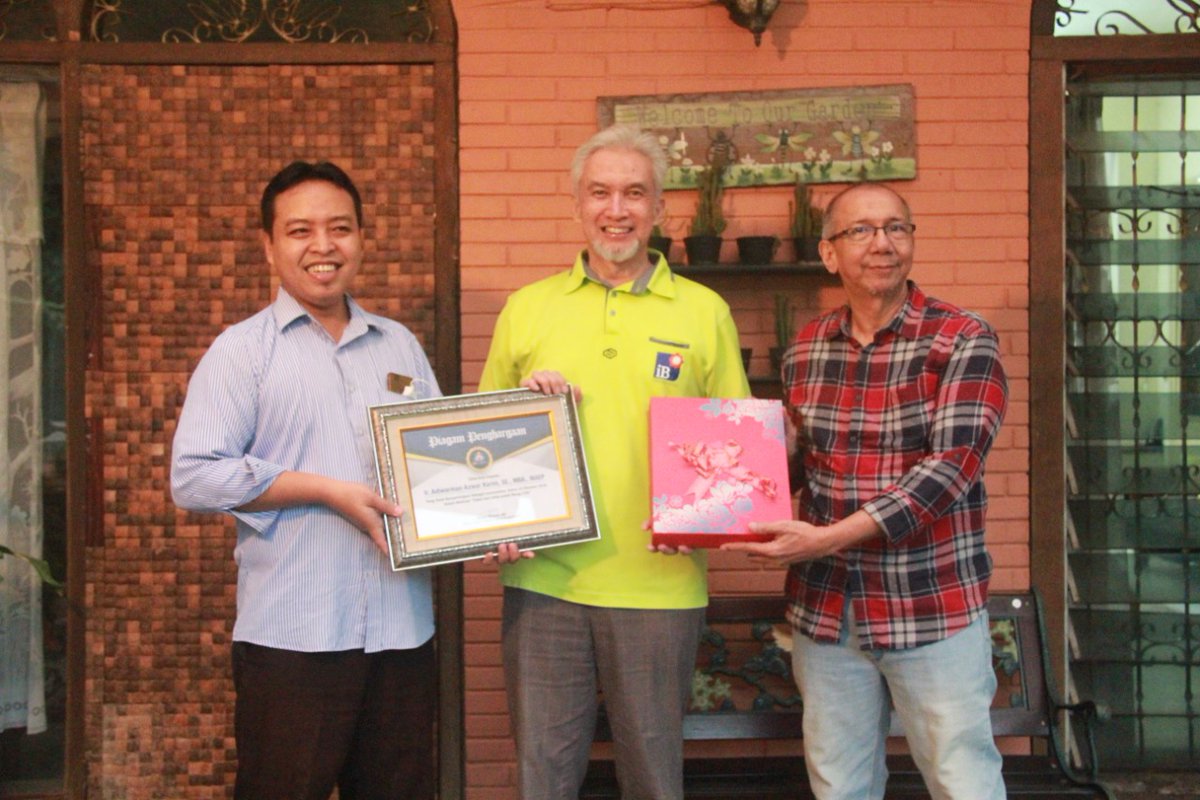 mustadhafin's tweet photo. Alhamdulilah dapat kesempatan silahturrahmi dengan Pak Adiwarman Azwar Karim.

Dana Mustadhafin.
#pedulidanterpercaya #zakat #infak #sedekah #webinar #syiar #islam #inspirasi #motivas #berdaya https://t.co/iR4zdooCnK