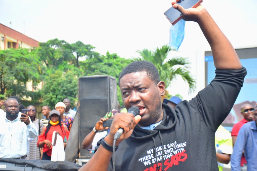 thecableng's tweet photo. .@PastorEAAdeboye’s son leads #EndSARS service outside Lagos govt house https://t.co/fmIcFIdnY9 via @thecableng 

#EndSARSProtest https://t.co/454nWh53ZP