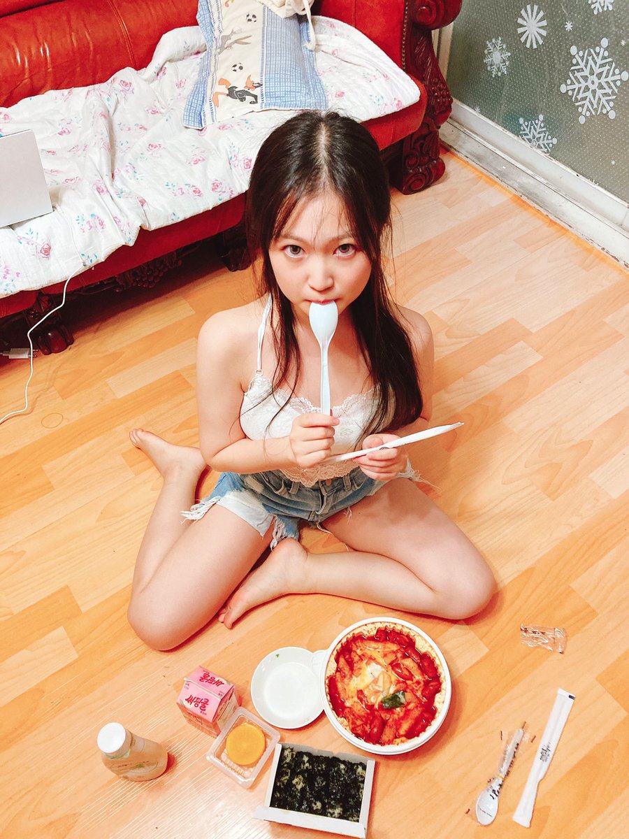 aca_sia030's tweet photo. 明日からダイエットだから https://t.co/0PuxLiJPDg
