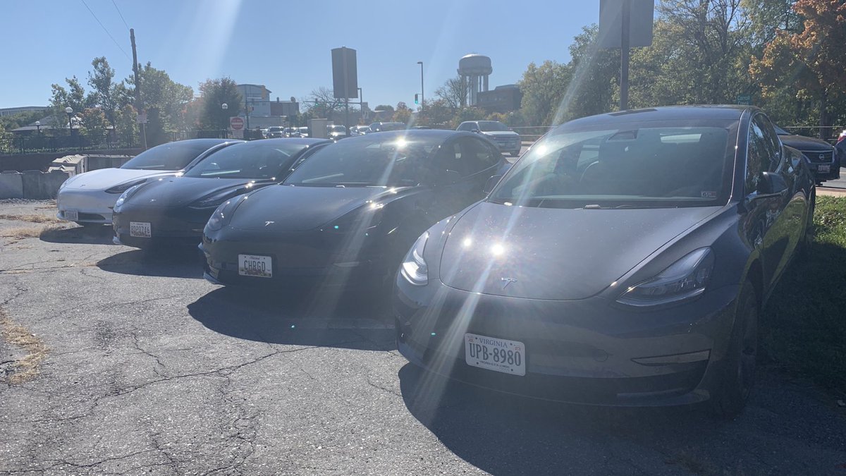 teslapower4's tweet image. Four #Tesla Model 3 got together and went for a drive through Virginia, West Virginia, and Maryland countryside. Here we are parked at a brewery for celebratory drinks. We love our electric cars.