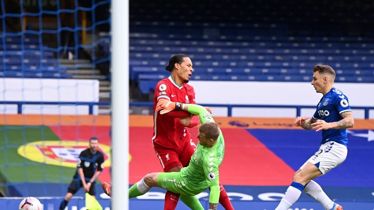 8. The match yesterday required two of our players to require knee scans. Two awful challenges of which they both & #39;apologised& #39;, Pickford didn& #39;t apologise directly to VVD, not sure if there& #39;s been contact after FT. Richarlison well he tried to defend his actions after his apology.