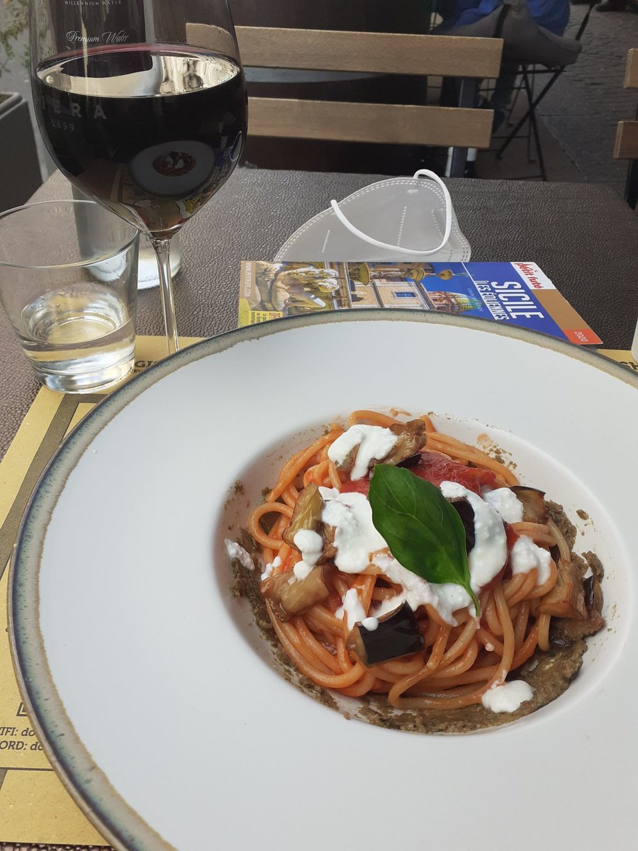 came to the conclusion that the Catanese were almost perfectly bilingual. Siracusa leaned Greek, Palermo leaned Latin.Christianity would contribute later to "Latinify" the island...Spaghetti "alla Norma" as promised  @Porkchop_EXP and Nero d'Avola for lunch.Perfection.19/n
