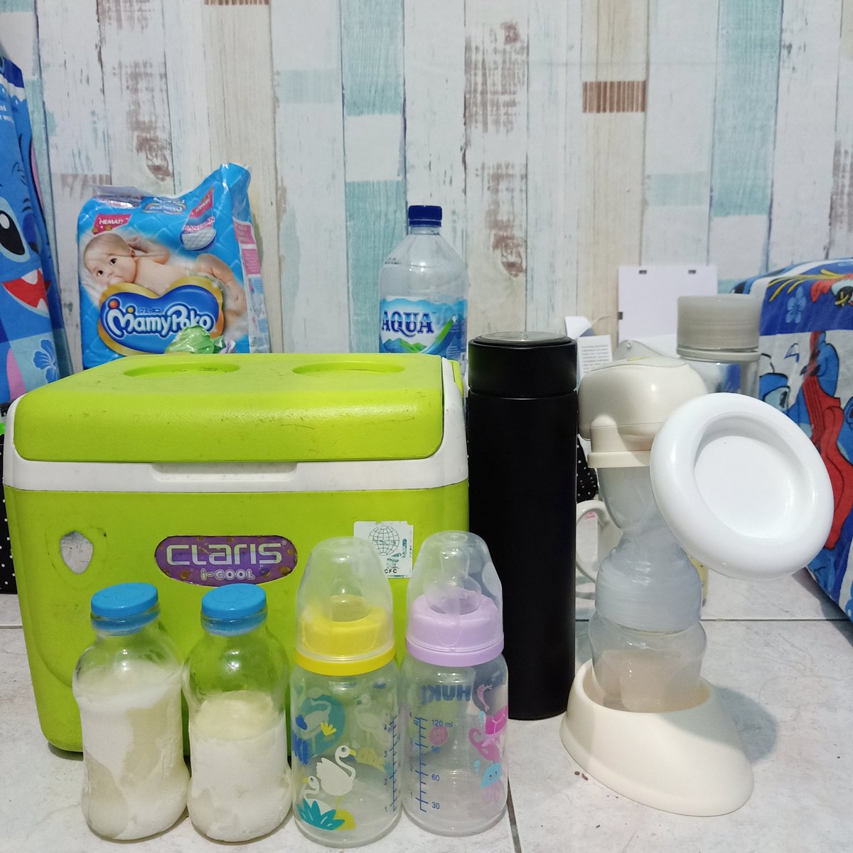 destitch626's tweet photo. Starterpack perASIan malem baby nay.
Ginilah kalo jauh dr suami dan penakut, mau begadang buat netein malem2 aja rasanya takut. Jadi kalo pagi dipumping dulu terus masuk freezer buat bekal malem.
Gapapalah nak ya pake dot aja, yang pentingkan isinya bukan wadahnya 😂 https://t.co/tpIQPz6h69