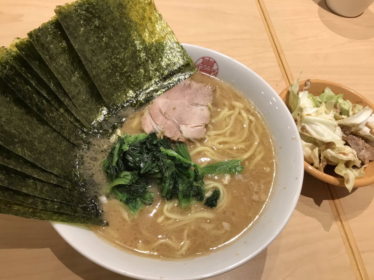 tomoakiGT's tweet photo. 友人が秋華賞とったんですよ。
俺は焼肉食わせろって言ったはずなんですけどこれラーメンていう食べ物ですよね？ https://t.co/iMTXe8NMyW