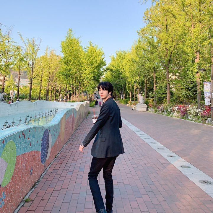 matzmbb's tweet photo. hyungwon doesn't need instagram, instagram needs hyungwon https://t.co/e2njRkqCfT