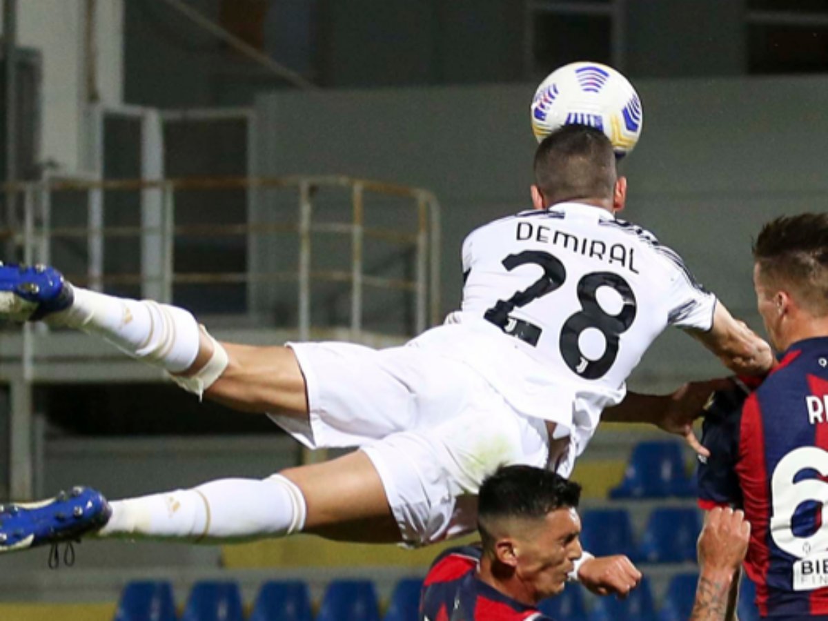 JuvePoland's tweet photo. Demiral v Crotone:
⚽️96% celność podań (1. w drużynie)
⚽️4 przechwyty (1.)
⚽️4 wybicia (1.)
⚽️3 odbiory (3.)
⚽️1 zablokowany strzał (1.)
⚽️1 drybling (4.)
⚽️2 faule (2.)
⚽️2/3 wygrane pojedynki główkowe
⚽️2x przedryblowany
#włoskarobota #CROJUV #CrotoneJuve https://t.co/maBQtUTj6N