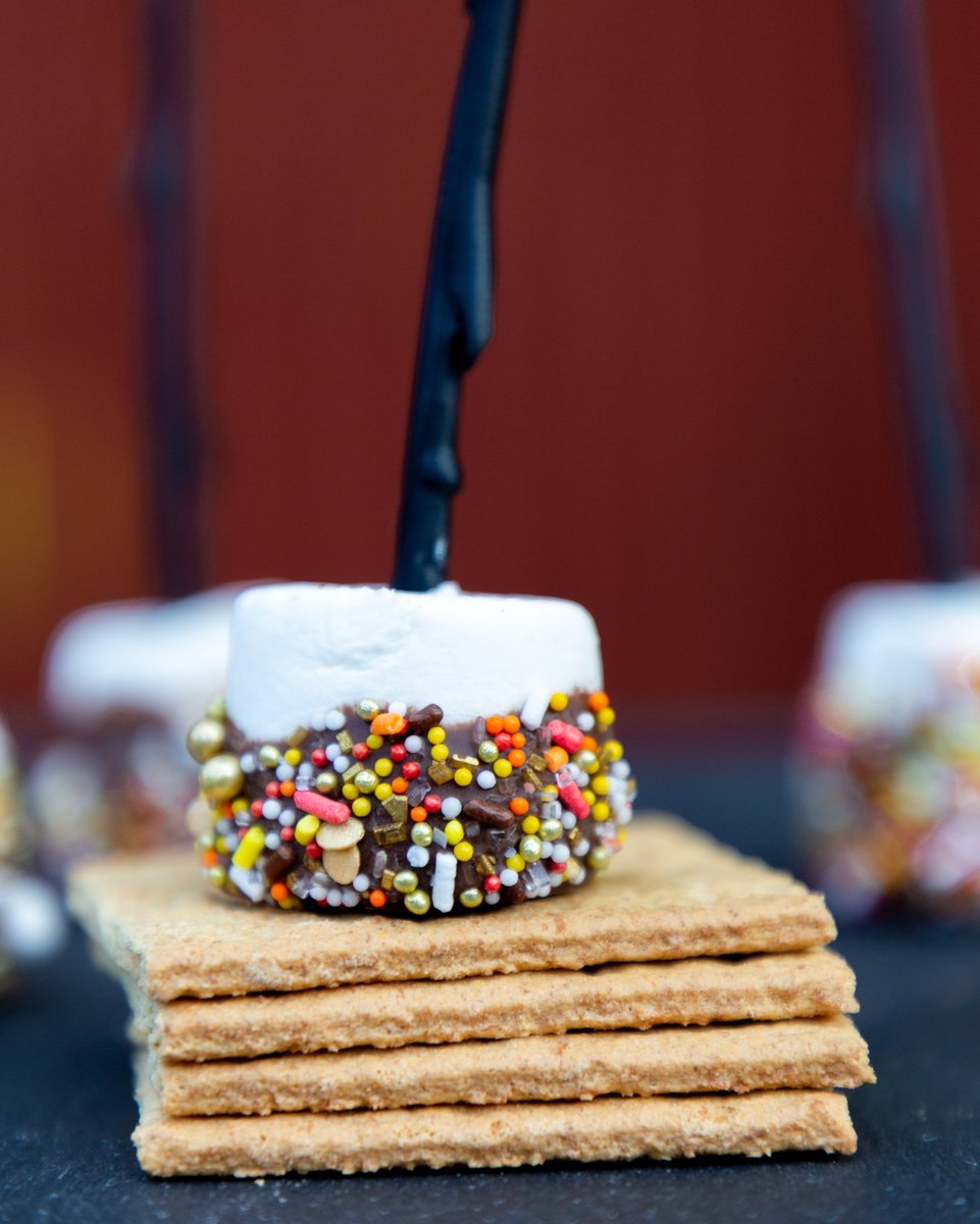 SprinklePopShop's tweet photo. If this photo from @tastefullycreative doesn't make you wanna start a campfire and roast some " PSL Season" sprinkled s'mores this very instant I don't know what will. 

#sprinklepop #sprinkles #sprinklefun #autumnsprinkles #fallsprinkles #sprinklesnacks #smores #campfiresmores # https://t.co/T7iZmk4lSZ