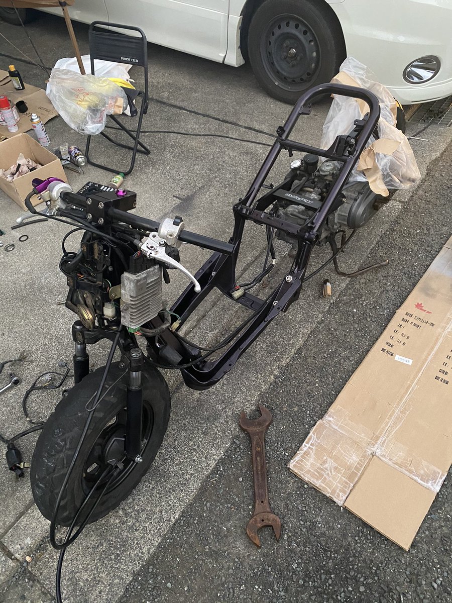 紫お兄さん 今年は辛抱の年 今日のズーマー日記 塗装がある程度終わったからハンドル周り組んだよ フレームは組んで周りから見える部分は頑張って磨く予定 明日は板を加工しようかなって思うけど気分だし多分やらないかな ほんと塗装得意な友達で