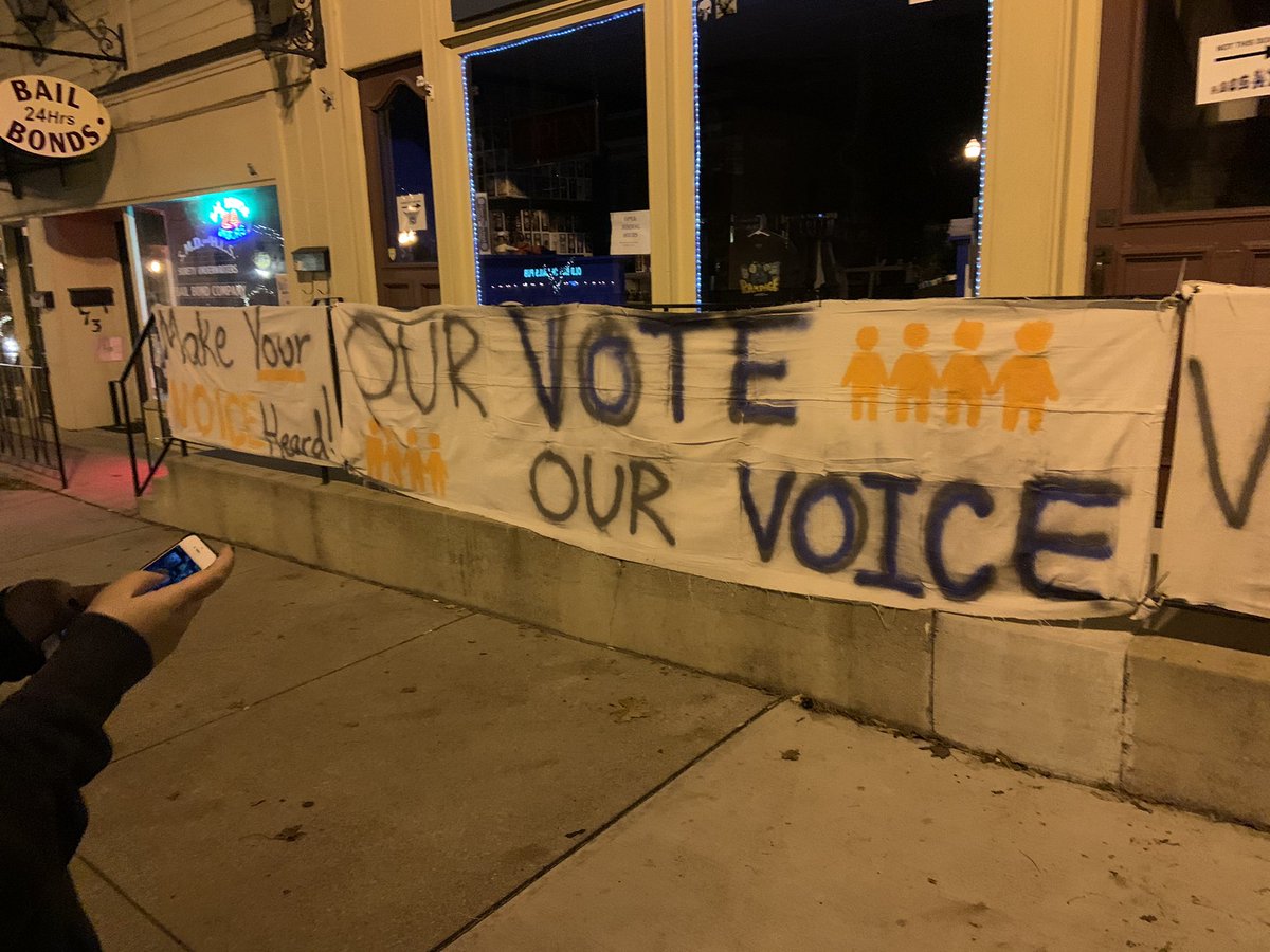 MFOLBVHS's tweet photo. Some pictures from our banner drop in Delaware this morning⚡️📢 #OurPower https://t.co/WwCAO1yvTD