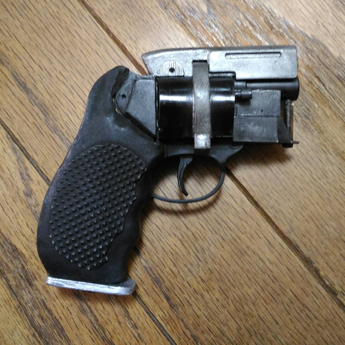 mot_ten's tweet photo. I made this based on 1 doller toy BB gun. #BLADERUNNER #deckardblaster #deckard #blaster #snubnose #snubnoseblaster https://t.co/u8tCAqnJjS