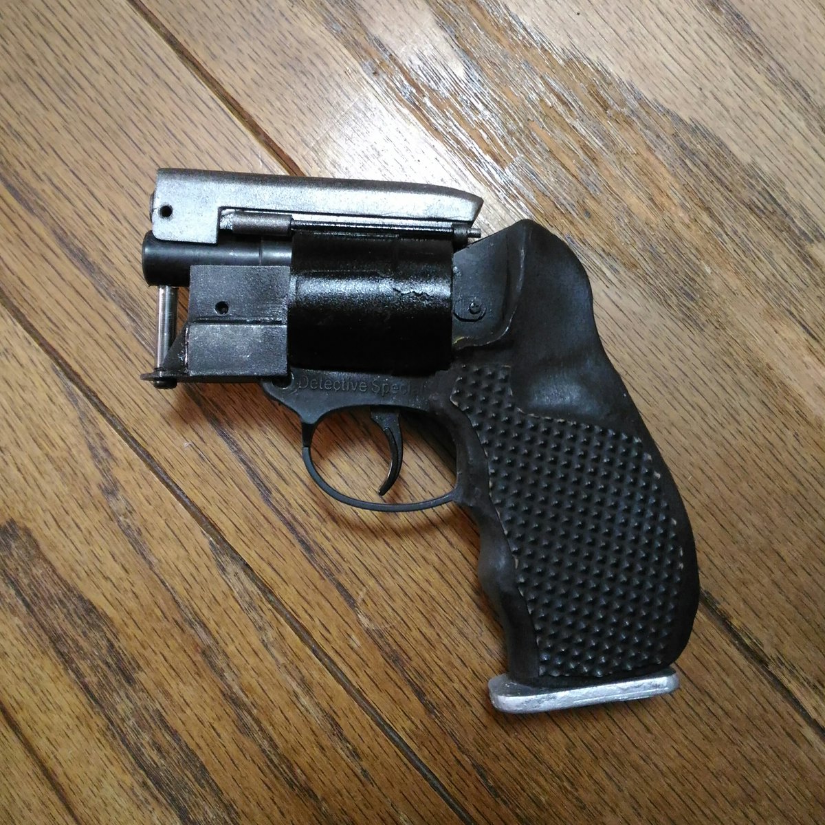 mot_ten's tweet photo. I made this based on 1 doller toy BB gun. #BLADERUNNER #deckardblaster #deckard #blaster #snubnose #snubnoseblaster https://t.co/u8tCAqnJjS