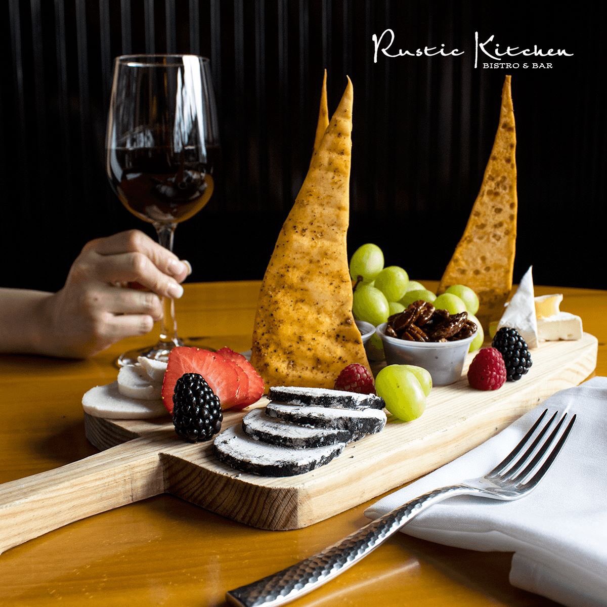 RustickitchenMX's tweet image. Nada como el placer que se siente al morder un trozo de queso y descubrir la complejidad de su sabor.

Hoy como entrada te recomendamos: Tabla de Quesos con conservas hechas en casa 🧀🍷

Pídela en el restaurante, a domicilio* o para llevar.