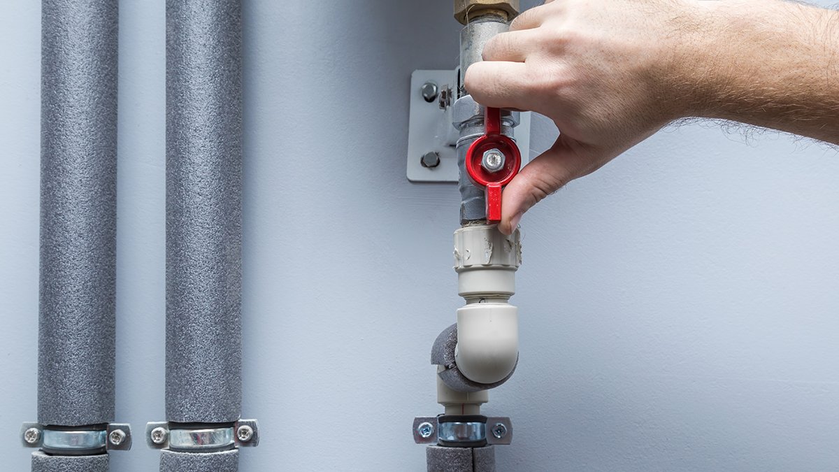 MoneySavingExp's tweet photo. Do you know where your stopcock is? Everyone should know where their mains water off switch is, especially in winter. 

As if your pipes freeze and burst, you'll need to turn the water off to prevent huge damage, which can cost thousands to repair ⛔🐔

https://t.co/pQWPj8sRl0 https://t.co/eg3qD8967y