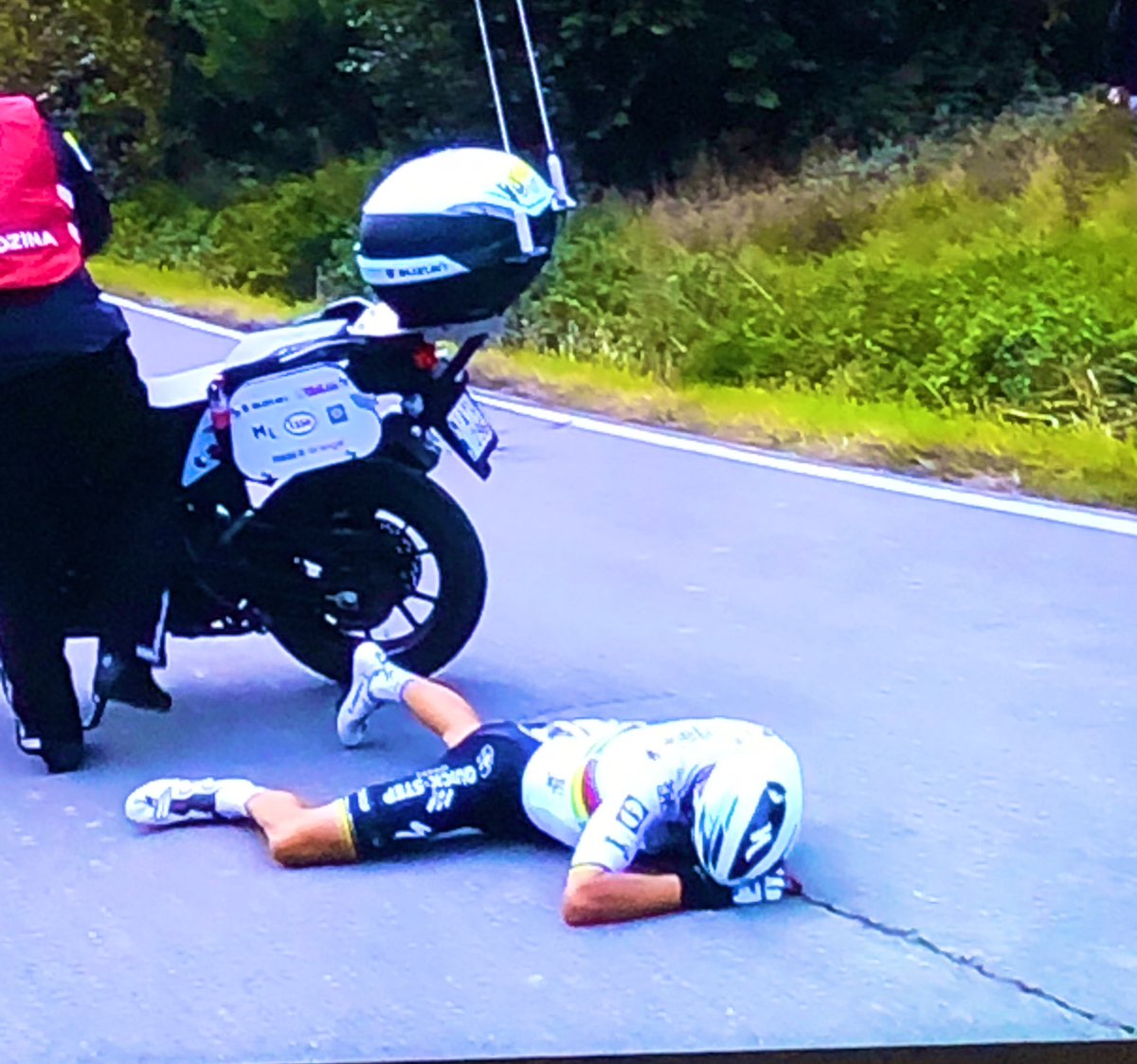 pastasport's tweet photo. Wat een drama. @alafpolak1 kletst op slome motard en wordt zo op t asfalt gekwakt. Sneu. Nu @mathieuvdpoel en @WoutvanAert samen op kop. Twee kemphanen die nog robbertje uit te vechten hebben. #teammathieu #RVV20 https://t.co/LOWg1aMITP