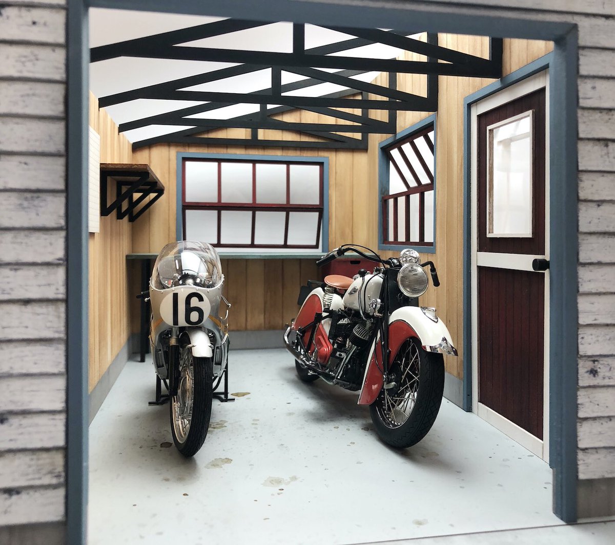 Yasuhiro Okugawa コバアニ模型工房から発売される1 12バイクガレージの見本が完成 キットにはガレージ とポーチ付きのデッキと手前のスロープの一式です ガレージはバイク2台用 ツールキャビネットや工具など置いても余裕あり デッキにバイク置くのも