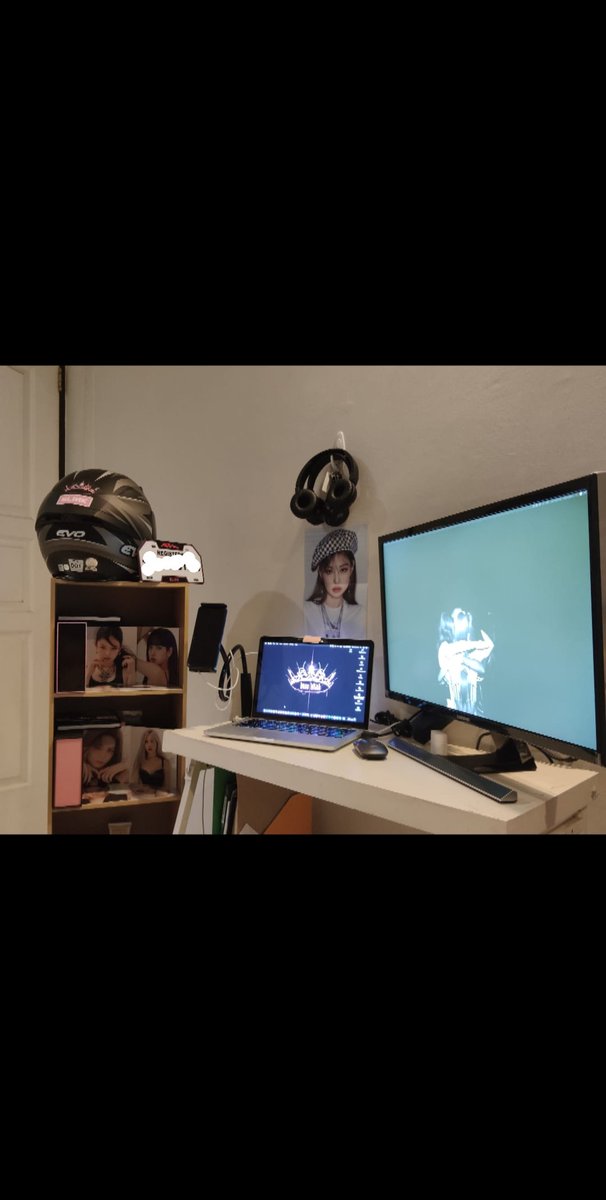 VBA_BP's tweet photo. updated my working station. apologies if this is annoying your tl, but im just reallyyyyy happy to be seeing the girls like this as i work and that im able to make use of the stickers i got. my helmet is one of the victims btw ๐
#wfh #workingstation #TheAlbum @BLACKPINK https://t.co/1nMq9fbrIk