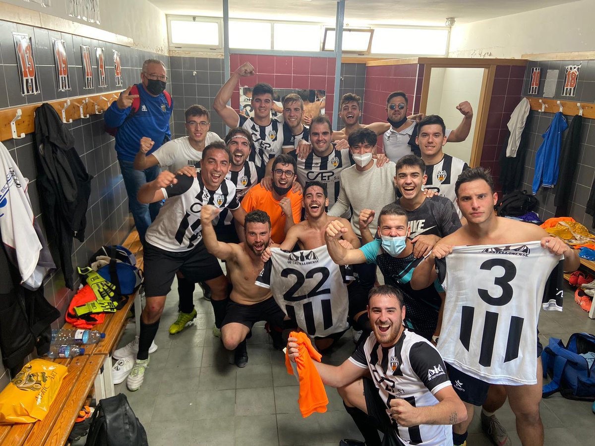 UDECastello's tweet photo. @CastellonenseUD "B"
Primera victòria del nostre filial per 4 gols a 2, remuntant un 0 a 2 i fent un bon futbol!
Gols de:
⚽⚽⚽ @7errao 
⚽ Vicente Campos
➕3
⚪⚫⚪⚫
@golsmediasports @GomisinECDL @Cristian_AA81 @ElMinuter @VicentSC83 @ArbitrosAficion @ElMinuter @JosemiJose6 https://t.co/ToBCbqPKvR
