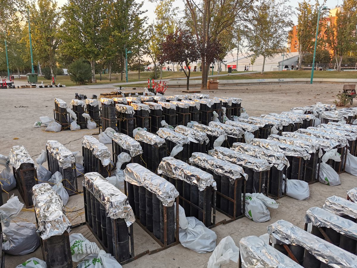 Hoy como es costumbre o mejor dicho tradición, <a href="/PZaragozana/">PirotecniaZaragozana</a> estaría ya en Macanaz poniendo todo a punto para despedir un año más las fiestas del pilar 2020, pero este año en esta zona sólo hay vacío y gente paseando. Ojalá el año que viene podamos ver de nuevo esta estampa! 🙏🏼