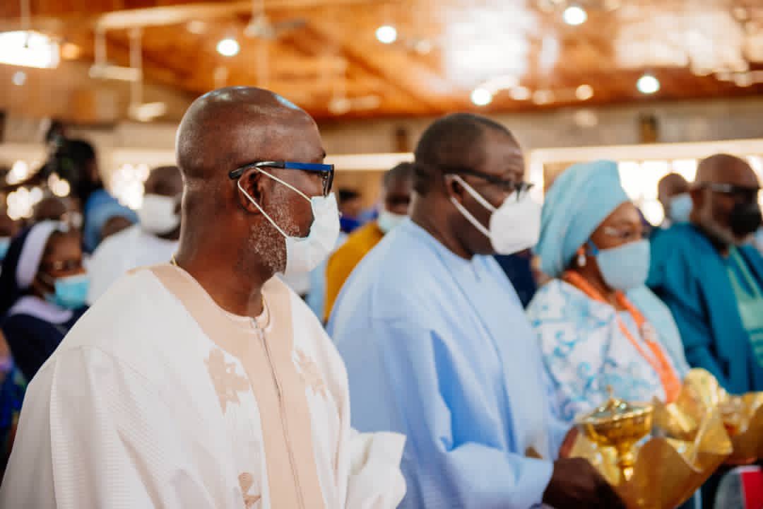 tosinsammy_s's tweet photo. #JKF2at2:

Today, Ondo State Governor, Arakunrin @RotimiAkeredolu, DG-Elect, Hon. @LuckyAiyedatiwa attended Thanksgiving Mass marking 2nd yr Anniversary of administration of Ekiti State Governor, Dr. @kfayemi held at St. Patrick's Catholic Cathedral Church, Ado-Ekiti.
18/10/2020 https://t.co/6izhQ3aMRY