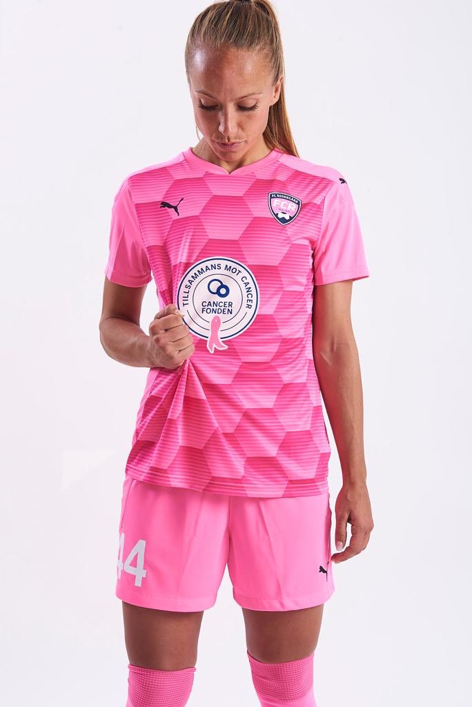 Enbart pissiga resultat i denna tröja-men låt den fylla en viktigare roll än så, in och buda på min och lagets tröjor i kampen mot cancer! 💗 @fcrosengard #tillsammansmotcancer