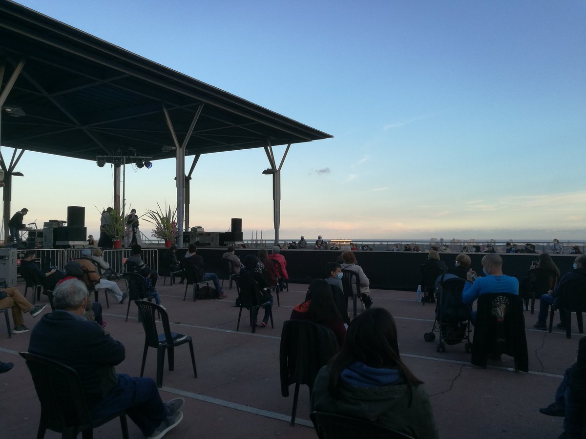 L'últim dia de #LaCulturaNoSatura a la pl de les roquetes amb la desfilada de la roquetes fashion,food &amp; wood week. Una passarel•la plena de dones fantàstiques!