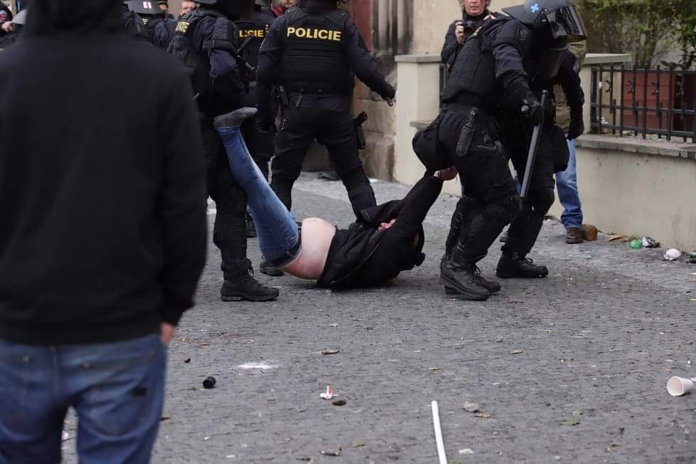 Pohrom's tweet photo. Policisté dnes odpoledne odchytili na Staroměstském náměstí prase, které kancléř Mynář bude servírovat na hradní zabíjačce 28. října. https://t.co/W4dWxCZ26u